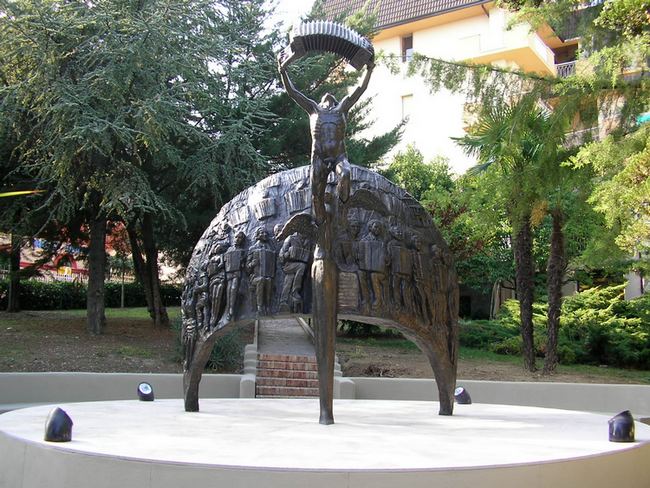 Monumento alla fisarmonica, restyling e convegno