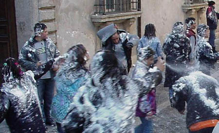 Carnevale castellano, vietate le bombolette spray