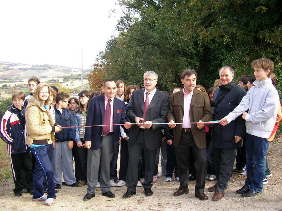 Taglio del nastro per la pista ciclo-pedonale