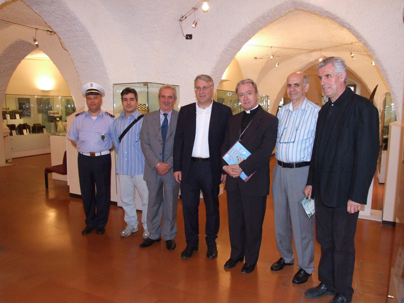 Mons. Tonucci in visita al Museo della fisarmonica