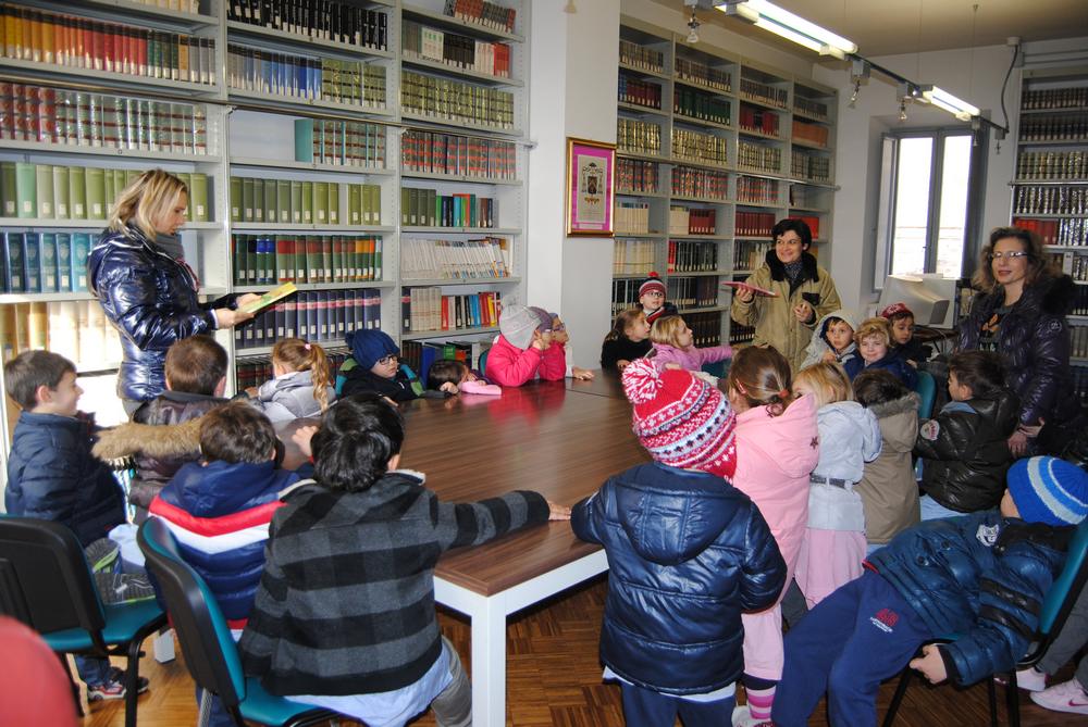 I bimbi della materna Sant’Agostino in biblioteca