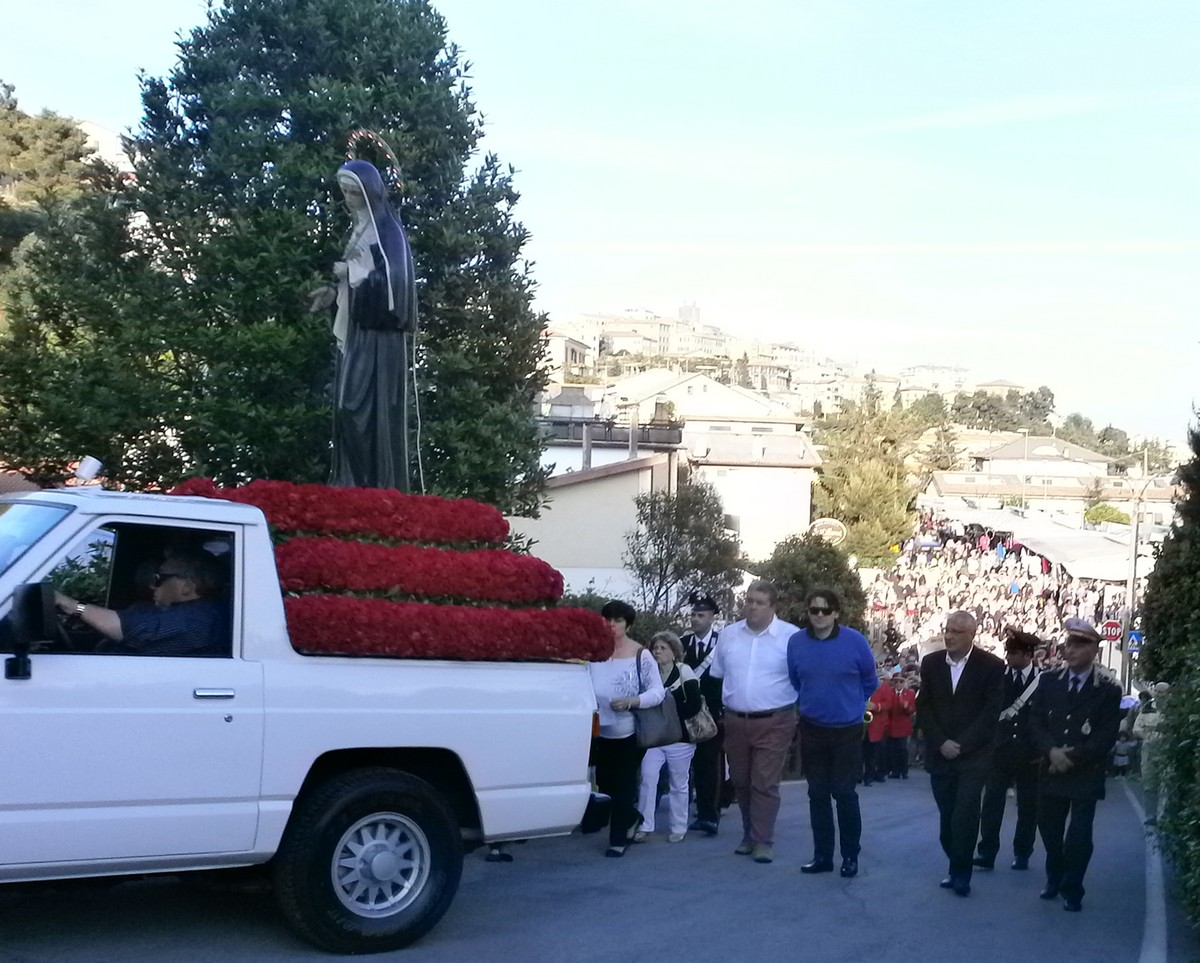 Processione di Santa Rita, un fiume di fedeli