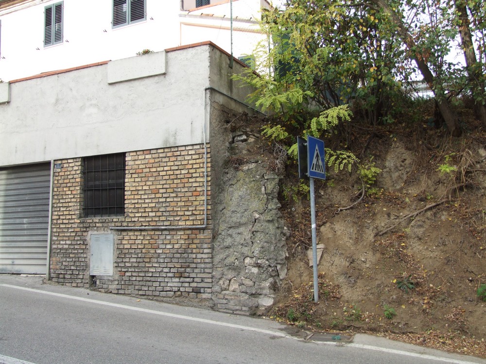 Scala di collegamento per il cimitero da via Donizetti