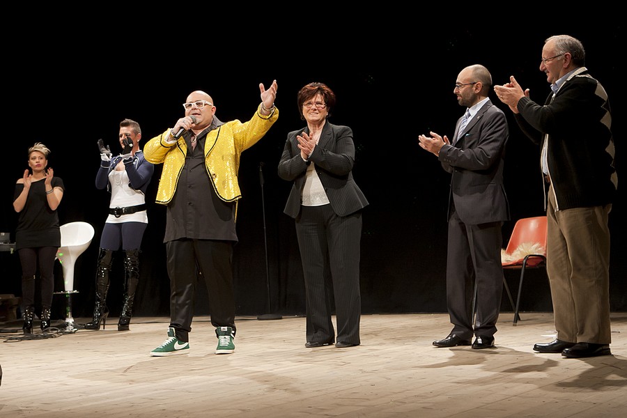 Il Lions club consegna la stufa a pellett all`Anffas