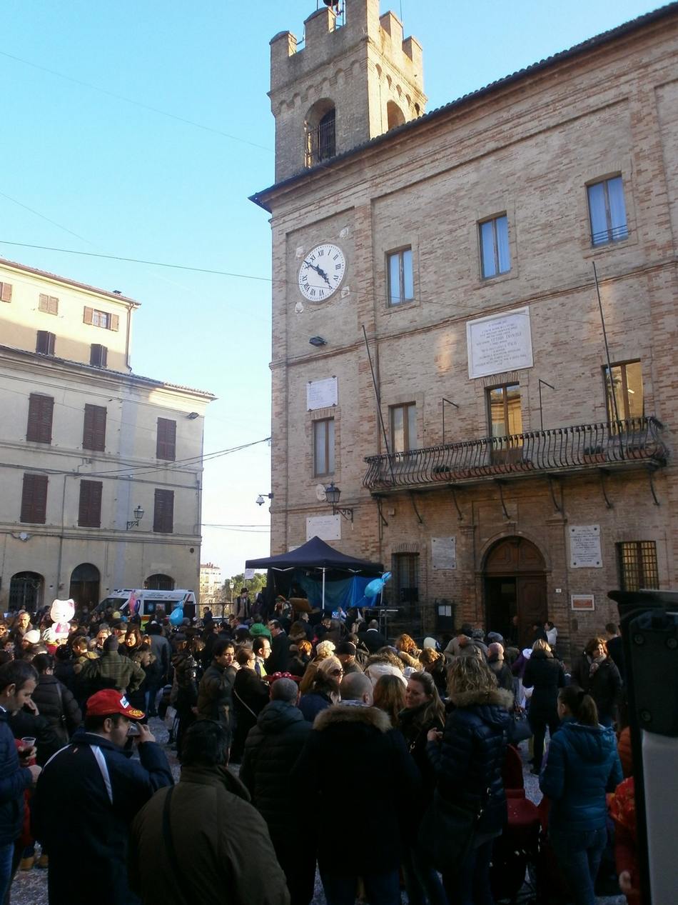 Carnevale castellano, tanta gente in piazza