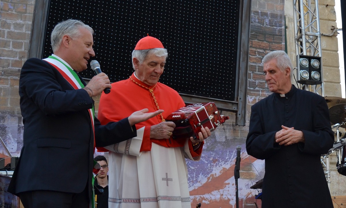 Un organetto rosso porpora per Mons. Menichelli