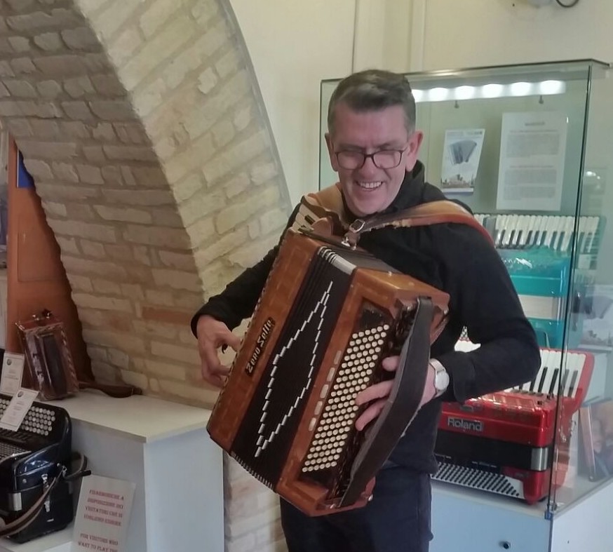 Mike Joyce (The Smiths) affascinato dalla fisarmonica