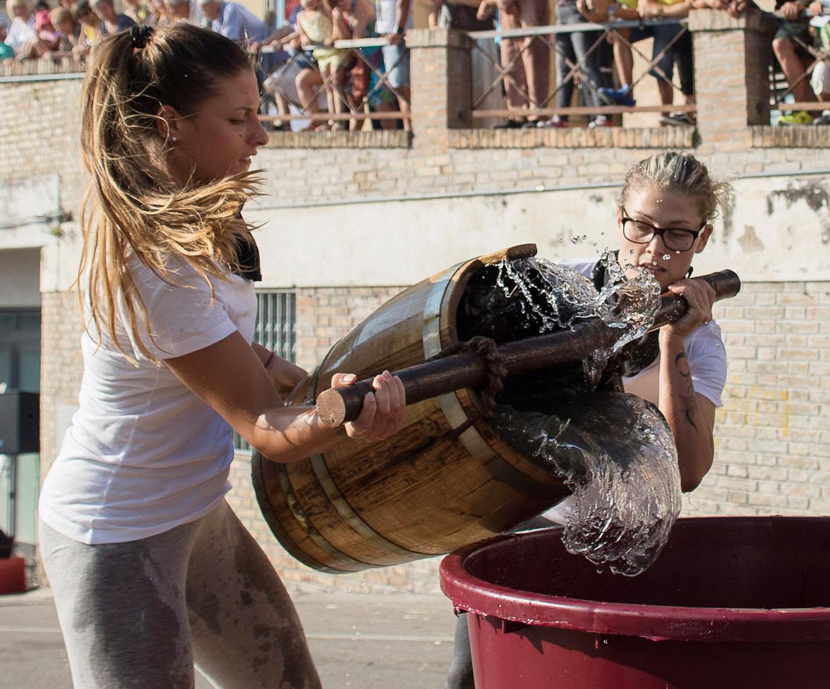 Palio dell`acqua, sfida tra otto quartieri