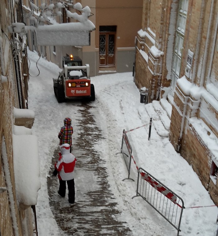 Neve: chiuse scuole, asili, cimitero e Monumento